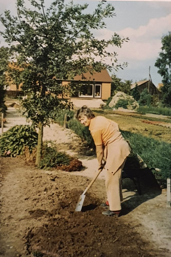 Elma Meyer gestaltet ihren Garten 1984